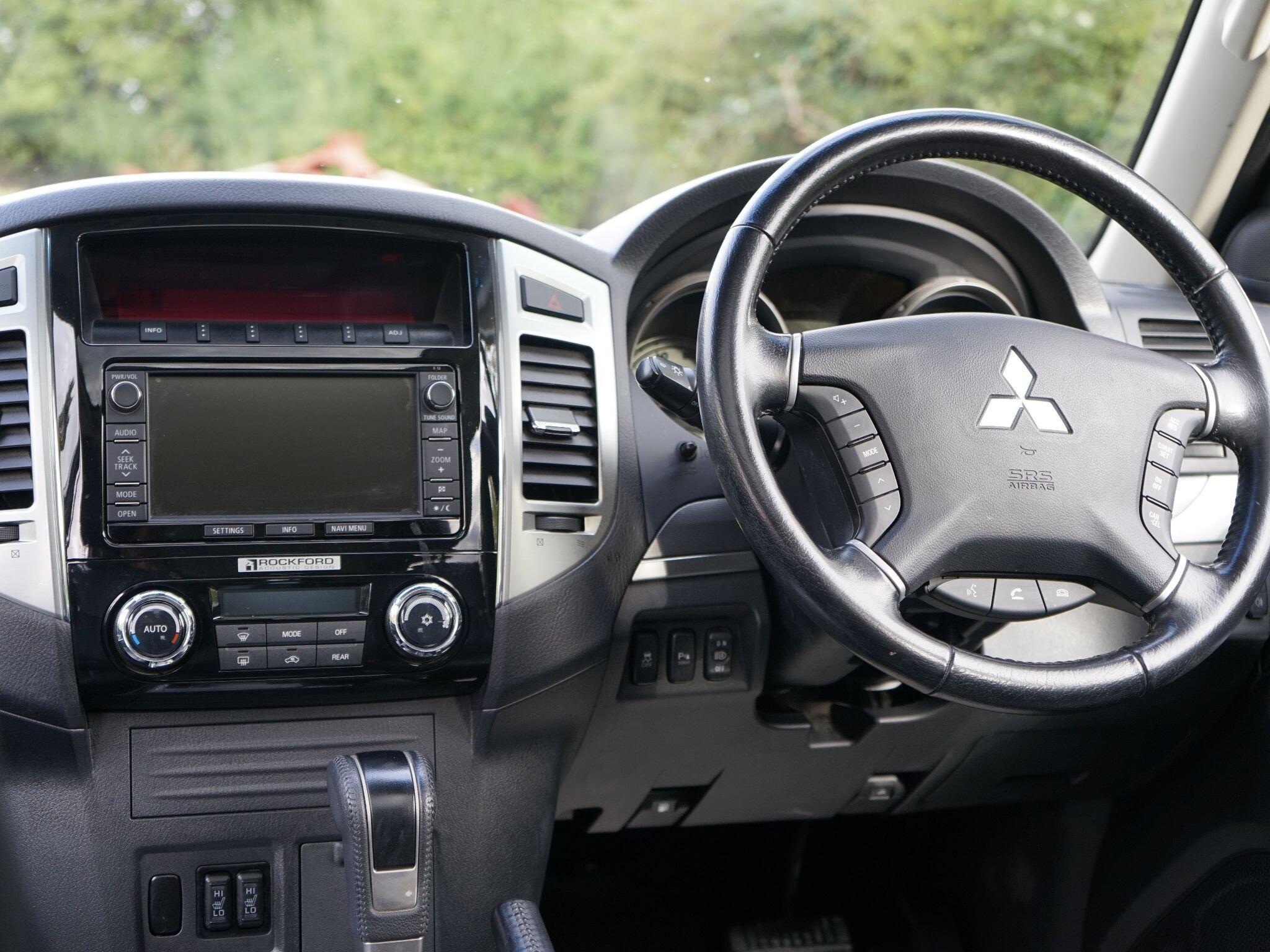 Mitsubishi Shogun 3.2 DI-DC SG3 SUV 5dr Diesel Auto 4WD Euro 6 LWB (187 ps) — photo 16