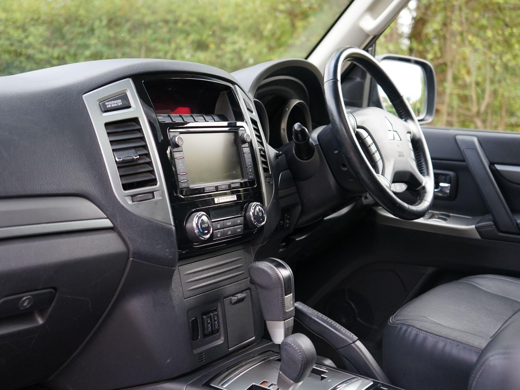 Mitsubishi Shogun 3.2 DI-DC SG3 SUV 5dr Diesel Auto 4WD Euro 6 LWB (187 ps) — photo 18