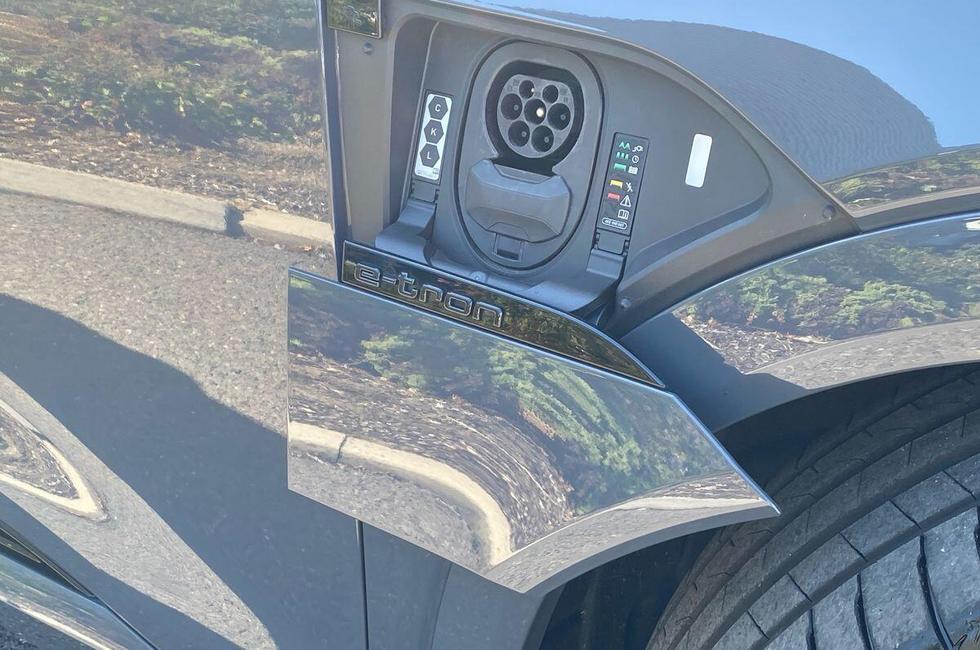 Audi Q8 Photo at-e89a80da7c11424aa58c67c33a175492.jpg