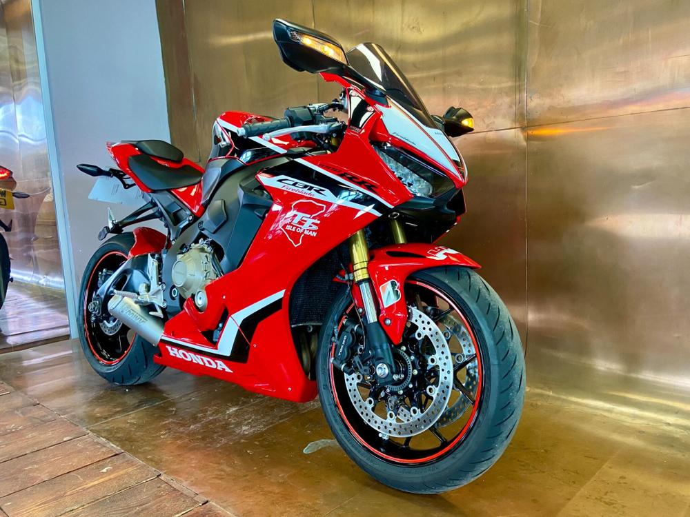 Honda CBR1000RR Fireblade Photo at-e8f60930ffc049fea360f7b550457a5f.jpg
