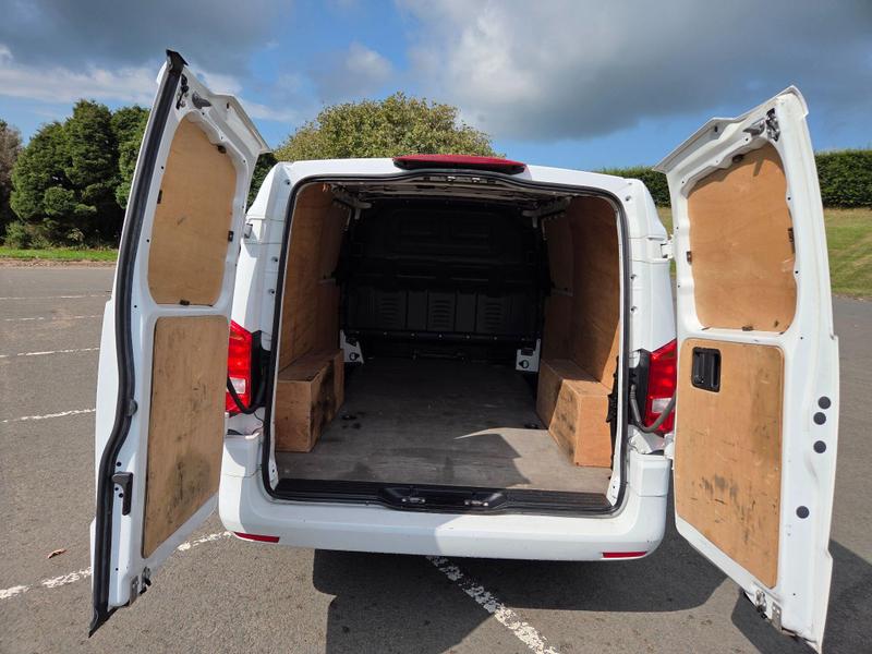 Mercedes-Benz Vito Photo at-ec2a5eef1d18485fa1489baa6387672a.jpg