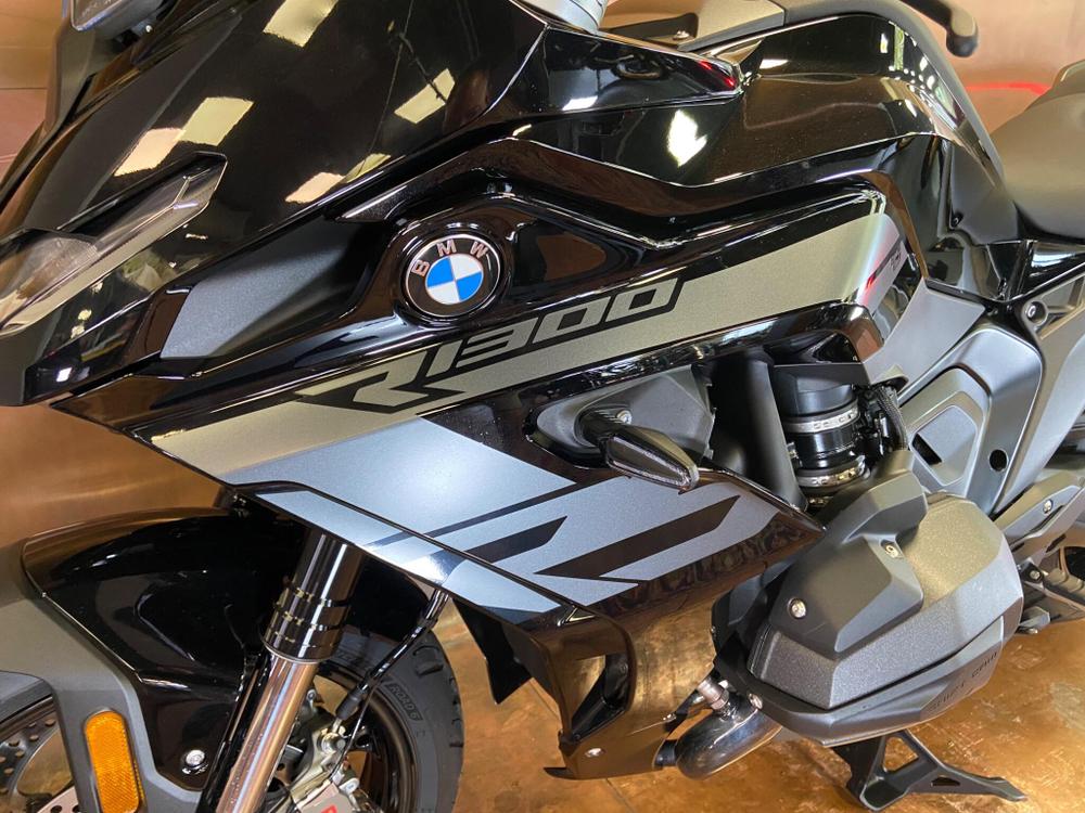 BMW R 1300 RS Photo at-ec4c28c37ef7422e8bd00f3d972318d3.jpg