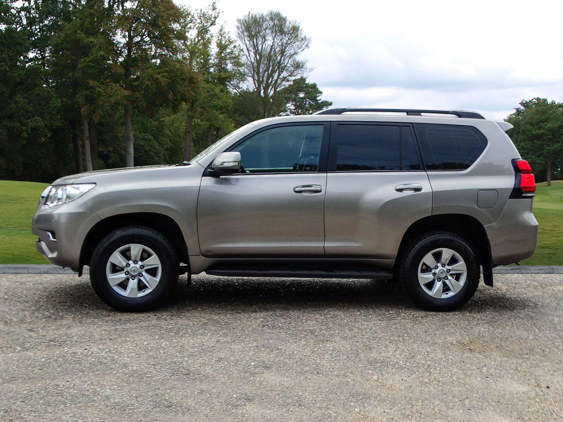 Toyota Land Cruiser 2.8D Active SUV 5dr Diesel Auto 4WD Euro 6 (s/s) (7 Seat) (204 ps) — photo 2
