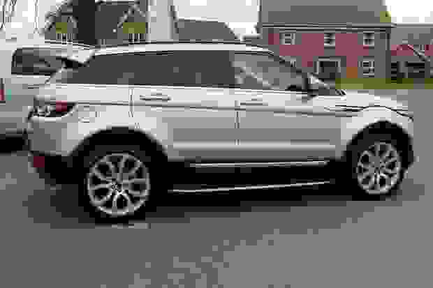 Land Rover Range Rover Evoque Photo at-ed2c4dbf0dd947d5b9f1c953cd98637d.jpg