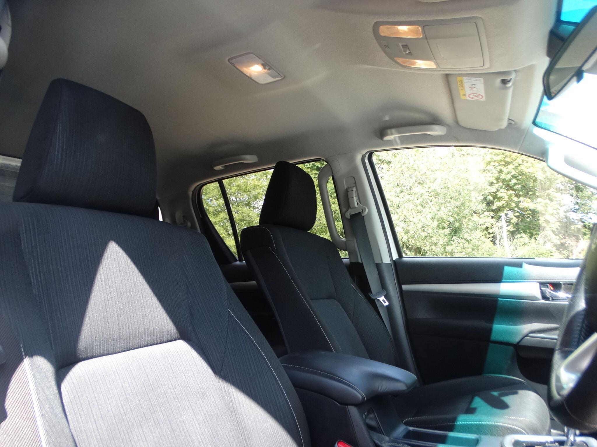 Toyota Hilux 2.4 D-4D Icon Auto 4WD Euro 6 (s/s) 4dr — photo 23