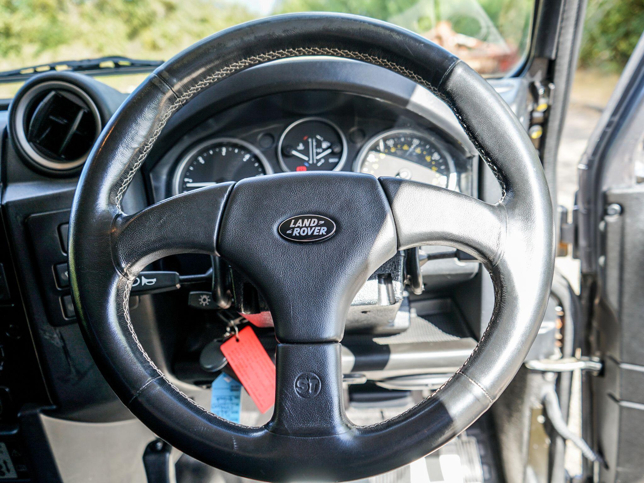 Land Rover Defender 110 2.2 TDCi XS Utility Wagon Double Cab 5dr Diesel Manual 4WD MWB Euro 5 (122 ps) — photo 7