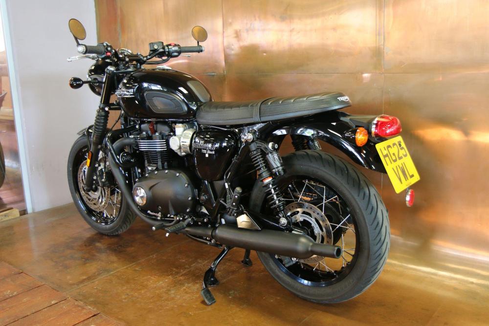 Triumph Bonneville T120 Photo at-edd9538f0c2a4b04a7f79bdab32f8c39.jpg