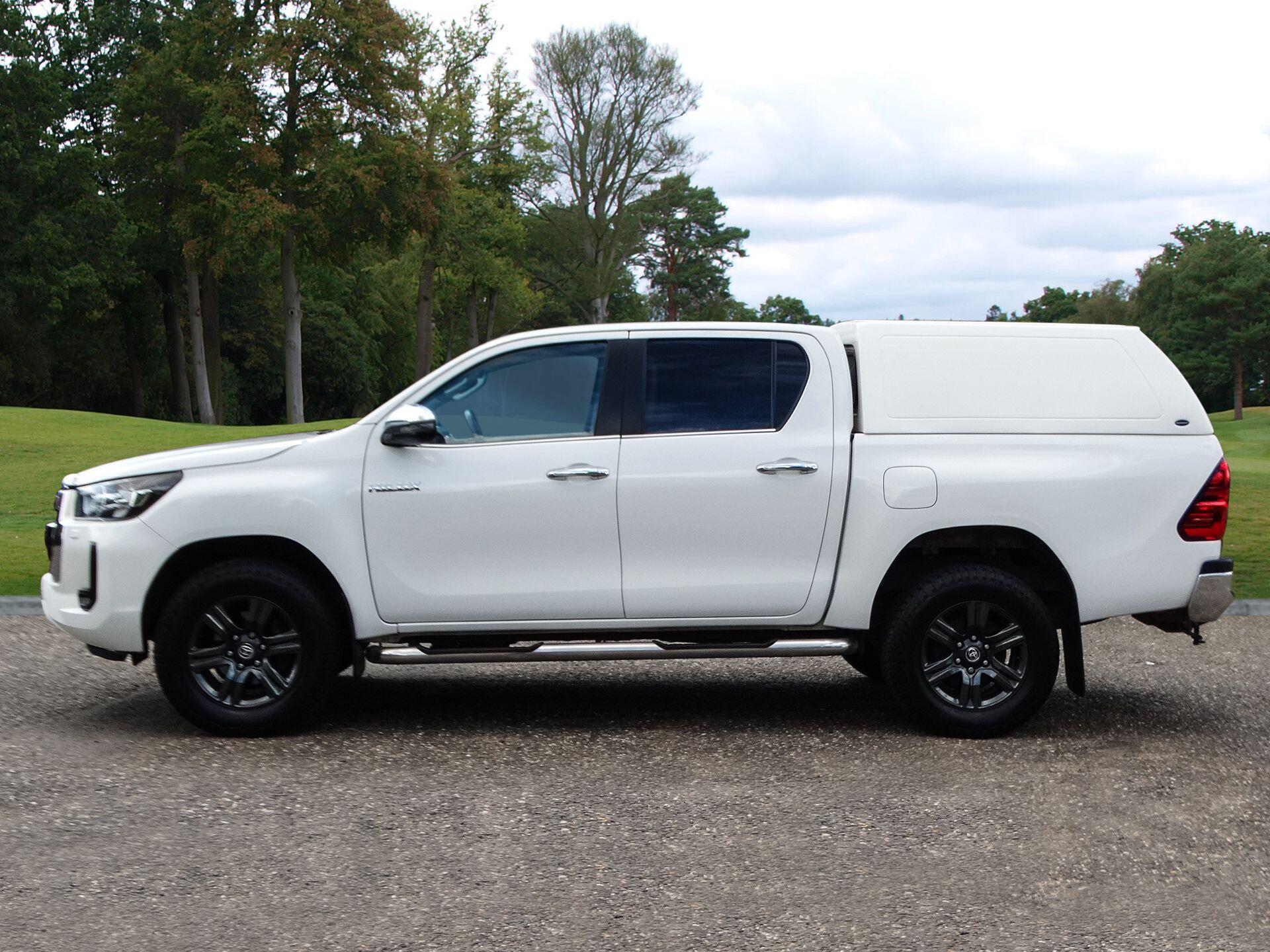 Toyota Hilux 2.4 D-4D Icon Auto 4WD Euro 6 (s/s) 4dr — photo 2