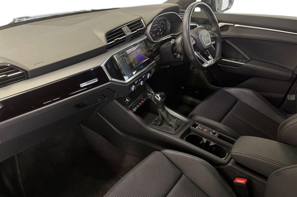 Audi Q3 Photo at-ee636514fff64d3a9c9a5c0a43e22637.jpg