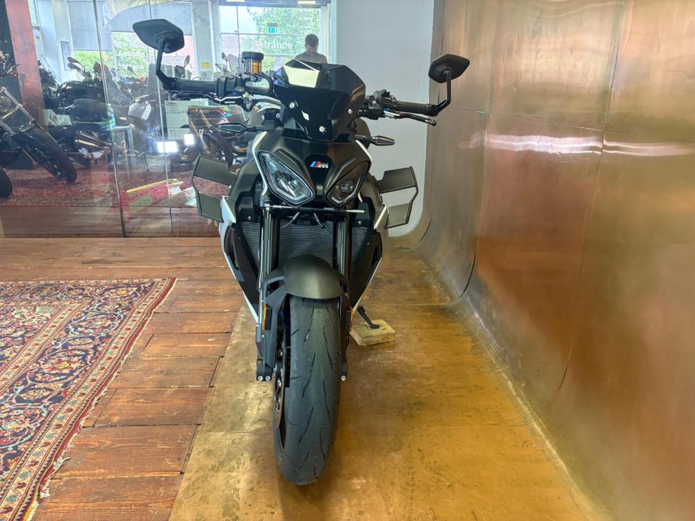 BMW M 1000 R Photo at-eed4e474fc6e4b5e83dd2c7dd9391637.jpg