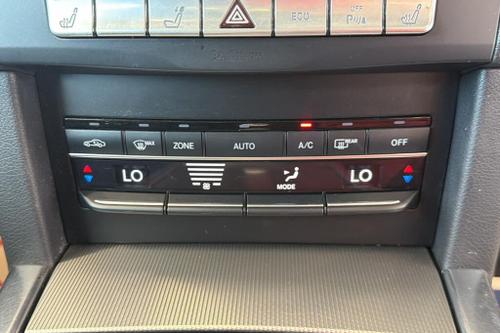 Mercedes-Benz E-CLASS Photo at-ef1be9598bbf499aa8696d1d52cab582.jpg