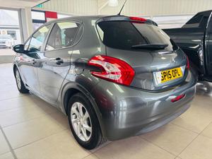 Peugeot 208 Photo 3