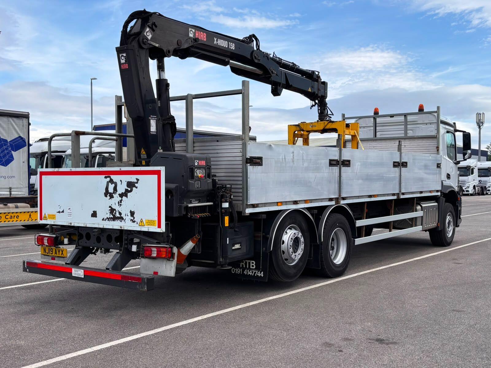 2019 MERCEDES Arocs 2532 M Classic Cab Dropside with Crane - vehicle photo 3 for sale on PureCar