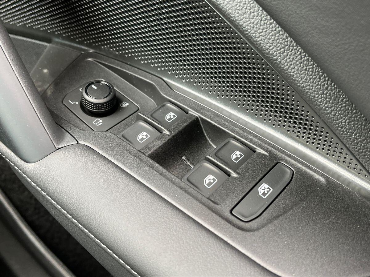 Volkswagen Tiguan Photo at-f167bf9056684a429bedf1cca30cfba1.jpg