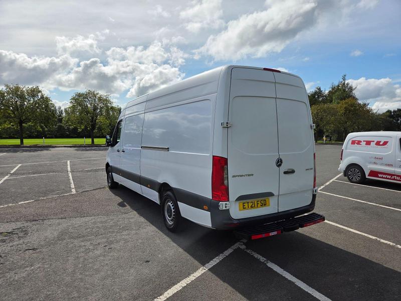 Mercedes-Benz Sprinter Photo at-f20ae28d69c04821b34f106f66916c6b.jpg