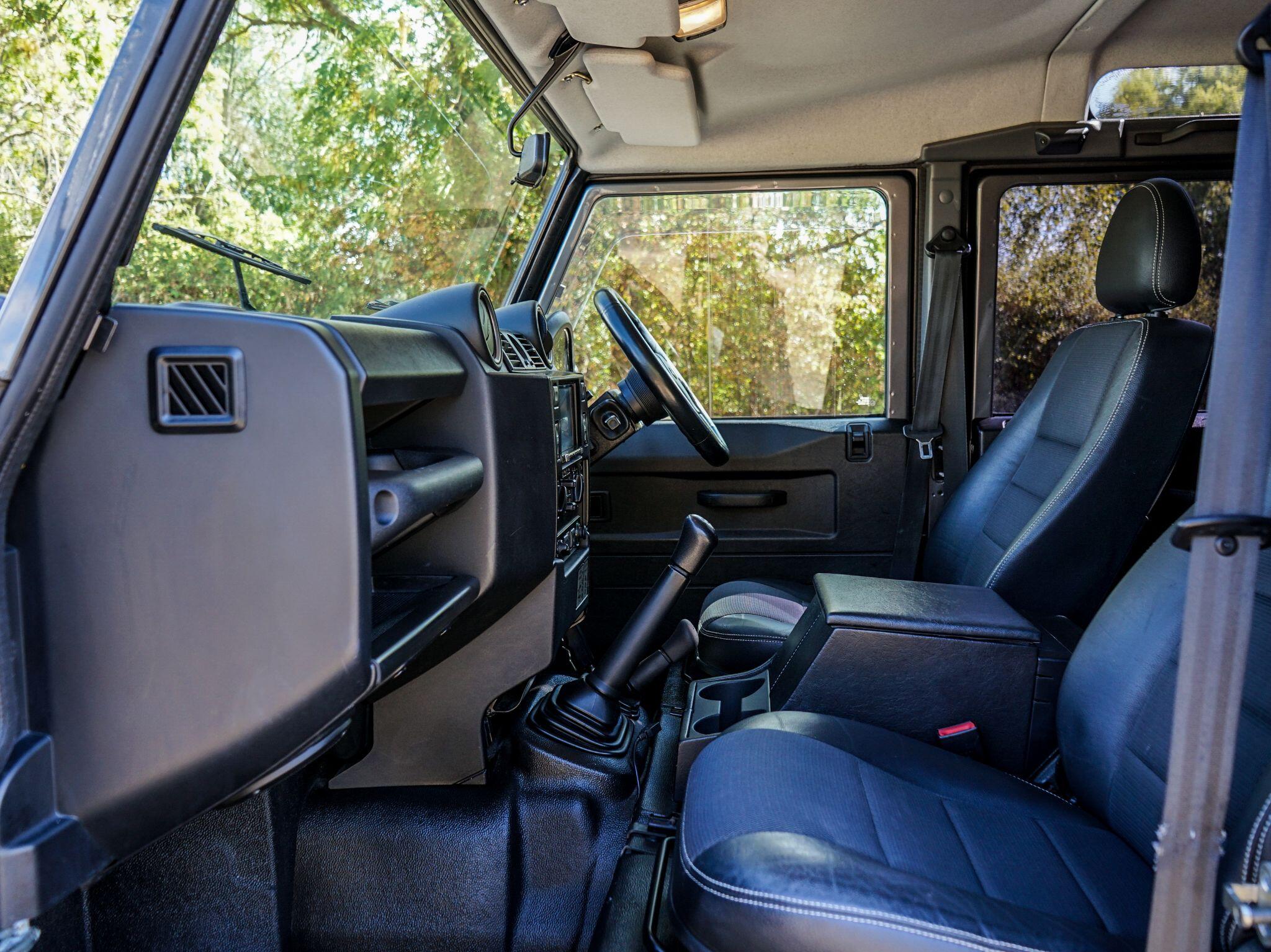 Land Rover Defender 110 2.2 TDCi XS Utility Wagon Double Cab 5dr Diesel Manual 4WD MWB Euro 5 (122 ps) — photo 3