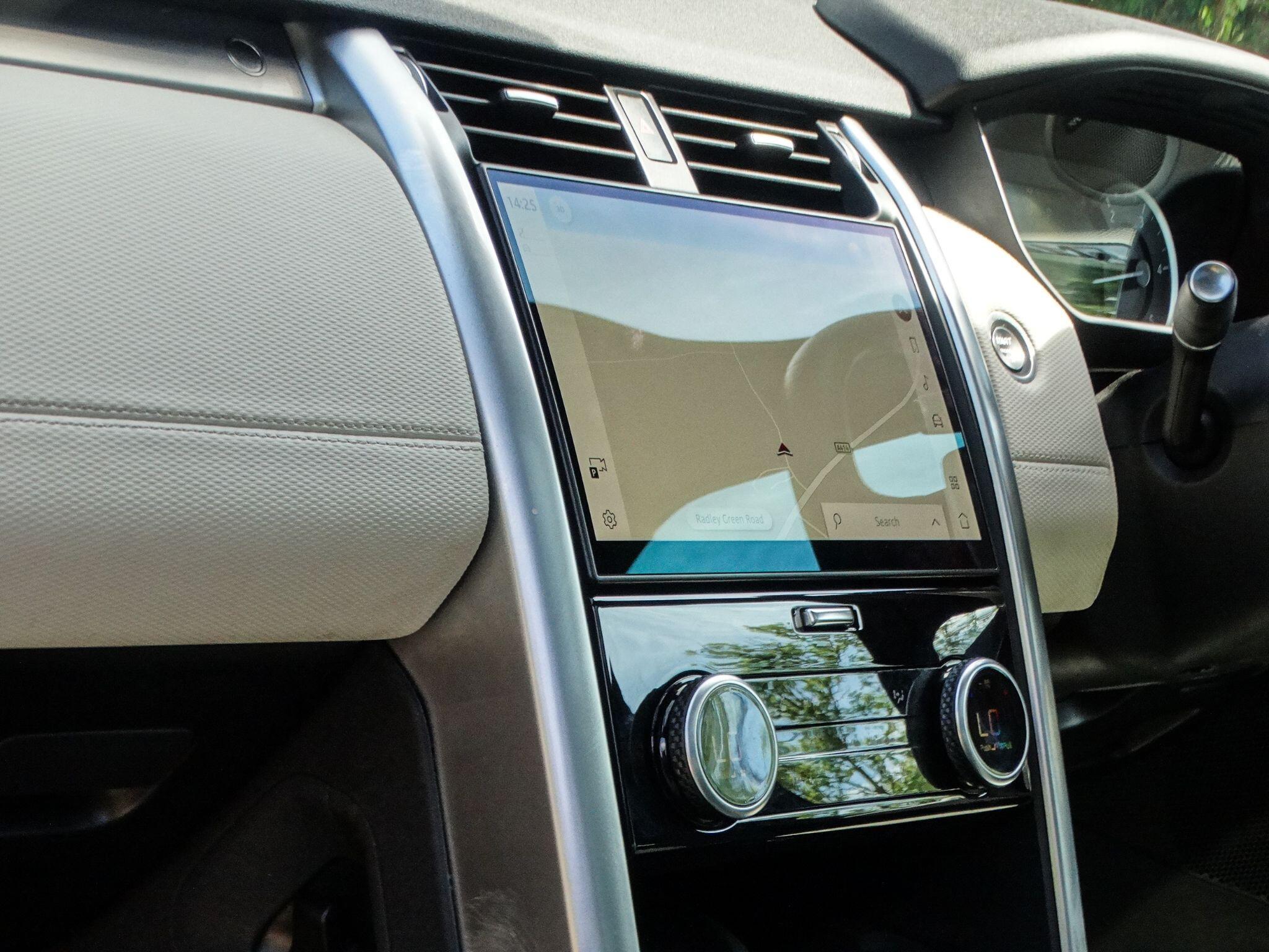 Land Rover Discovery 3.0 D300 MHEV R-Dynamic SE SUV 5dr Diesel Auto 4WD Euro 6 (s/s) (300 ps) — photo 17