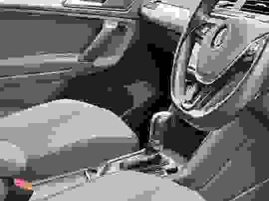 Volkswagen Tiguan Photo at-f525d3c193df42eaab4f3cbecdf411b3.jpg
