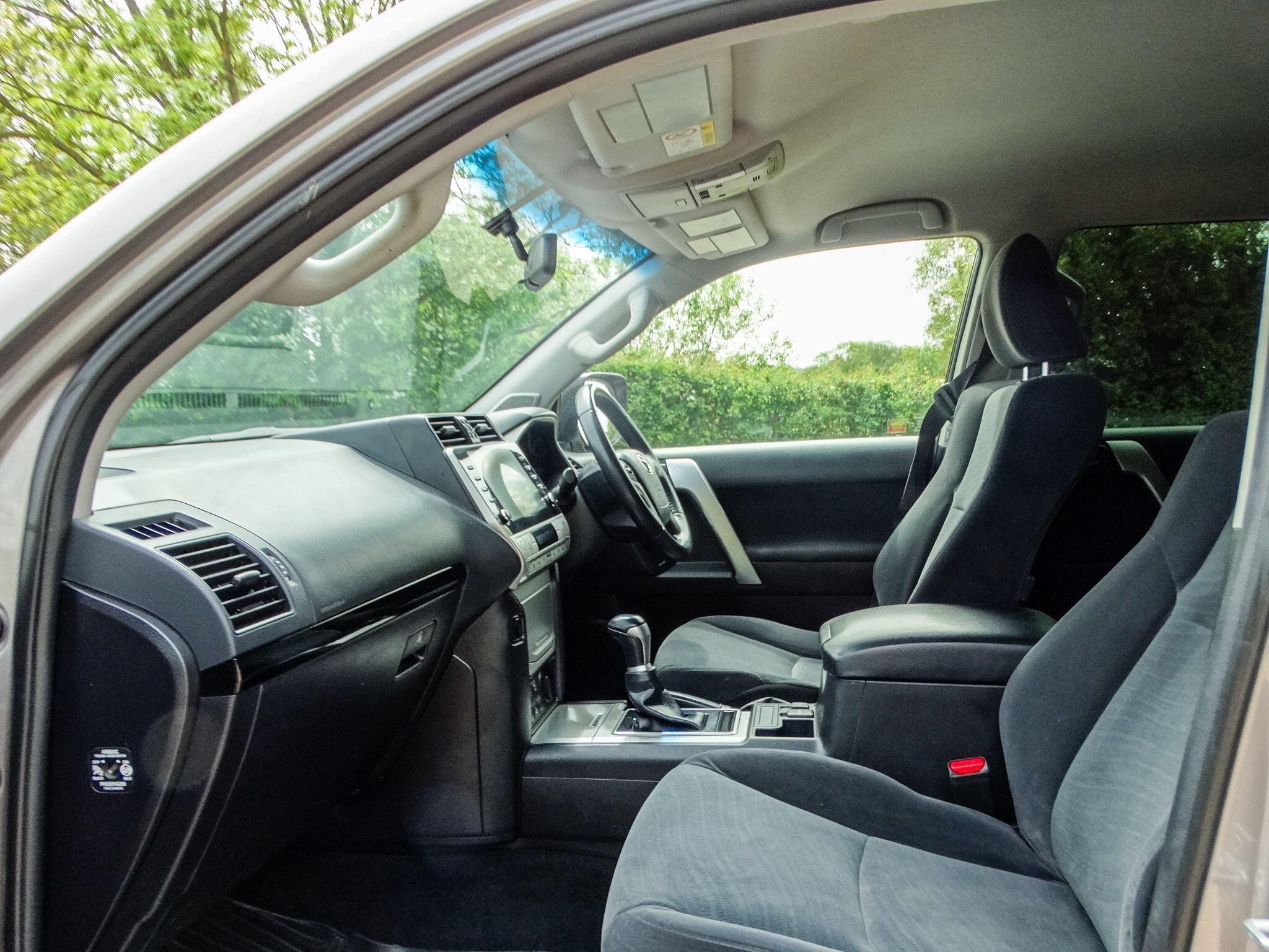 Toyota Land Cruiser 2.8D Active SUV 5dr Diesel Auto 4WD Euro 6 (s/s) (7 Seat) (204 ps) — photo 3