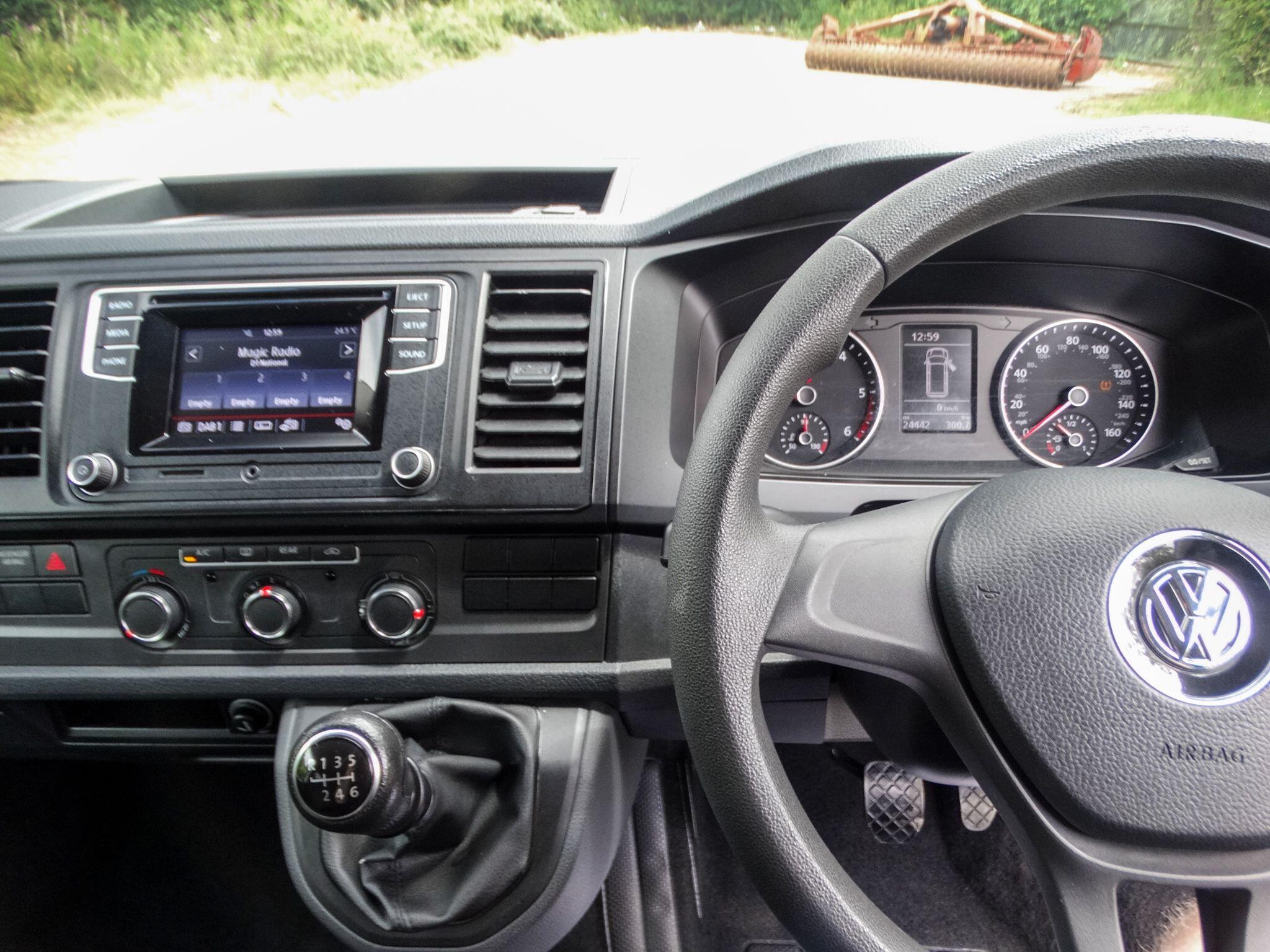 Volkswagen Transporter Shuttle 2.0 TDI BlueMotion Tech SE FWD LWB Euro 6 (s/s) 5dr — photo 9