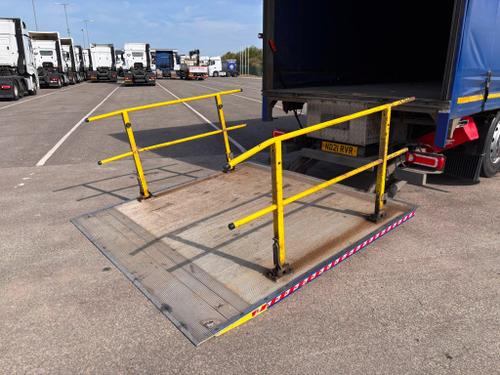 Mercedes-Benz Actros Photo at-f6c1828f5a77443591333b63e901510d.jpg