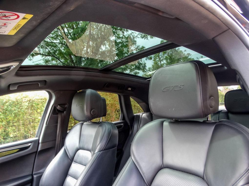 Used Porsche Macan RJ17MJF 12