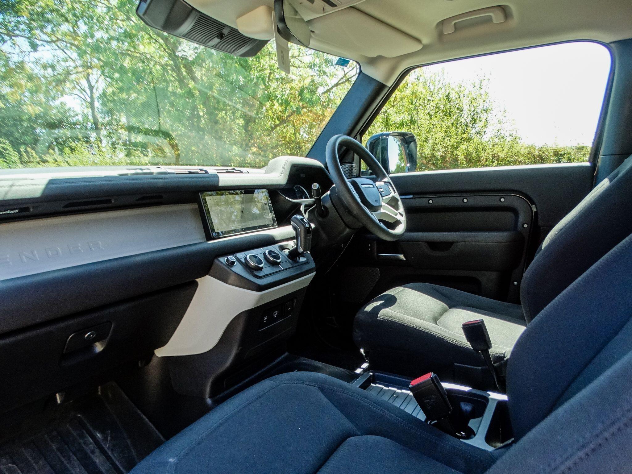 Land Rover Defender 90 3.0 D250 MHEV Hard Top SUV Auto 4WD SWB Euro 6 (s/s) 3dr — photo 18