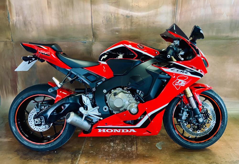 Honda CBR1000RR Fireblade Photo at-fa7c9605980344788ca361361a62ecad.jpg