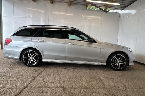 Mercedes-Benz E-CLASS Photo at-fab2461ce9a743f38fa100079f782065.jpg