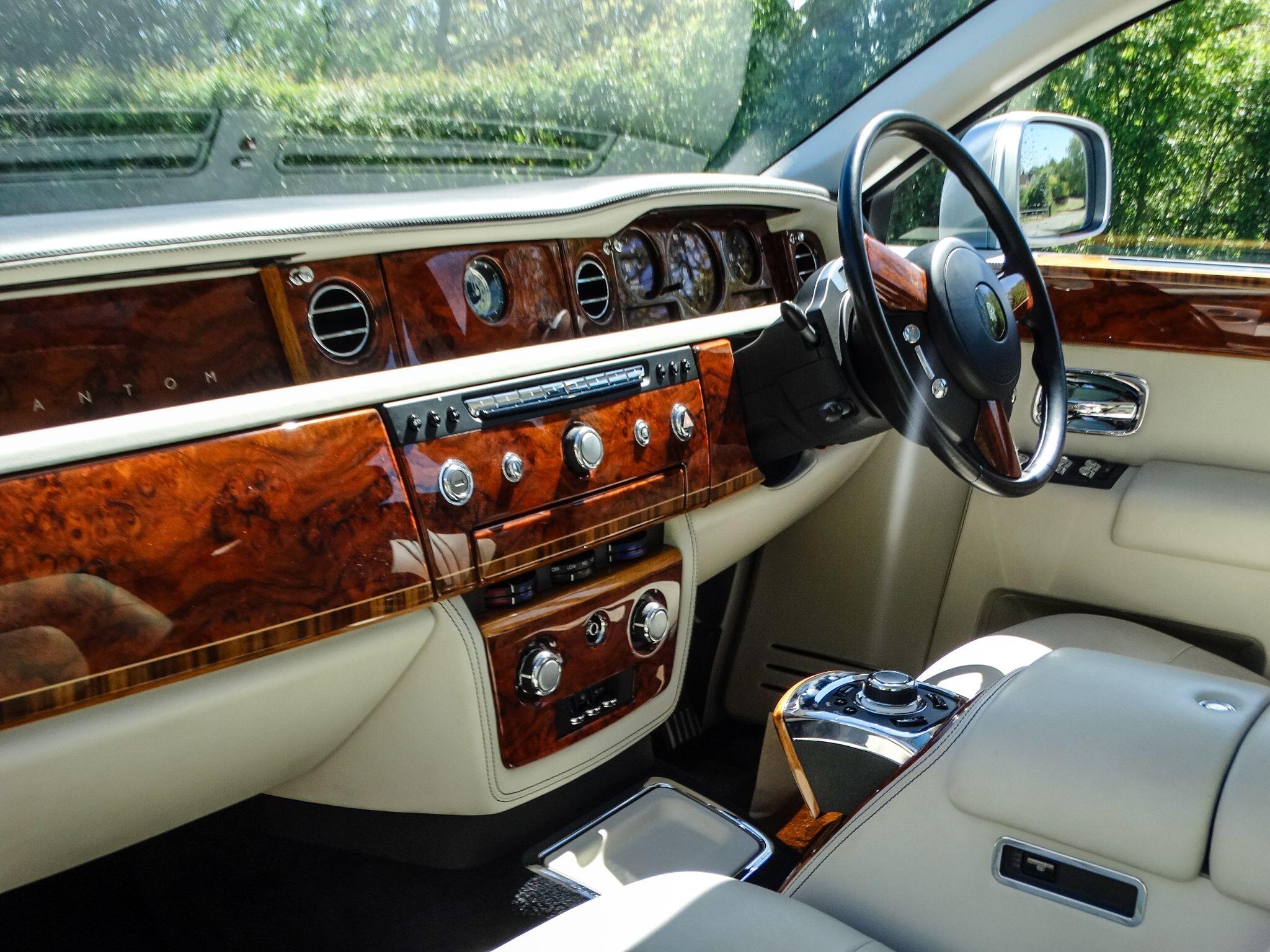 Rolls-Royce Phantom 6.7 V12 Saloon 4dr Petrol Auto Euro 5 (453 bhp) — photo 19