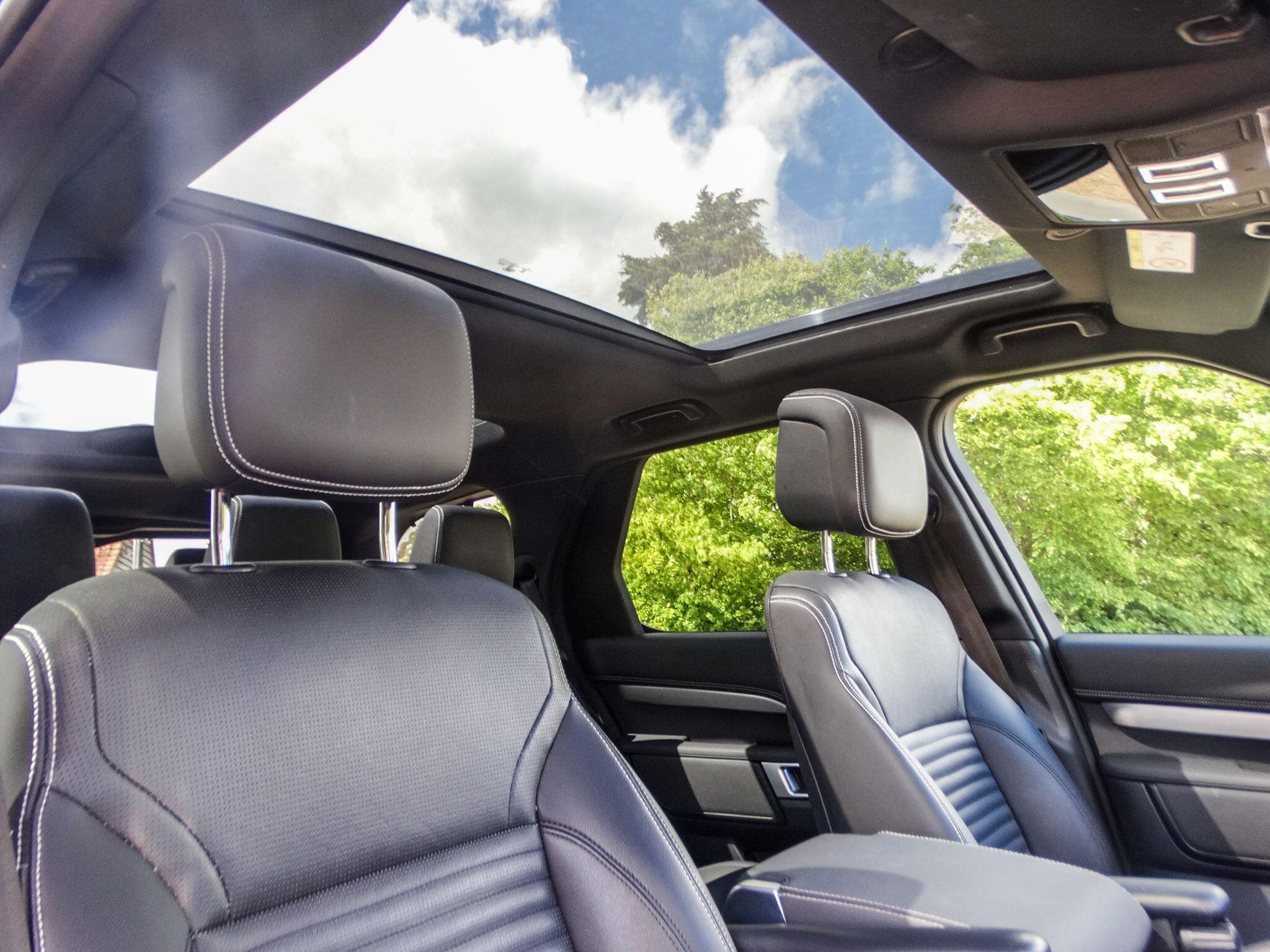 Land Rover Discovery 3.0 D300 MHEV R-Dynamic SE Auto 4WD Euro 6 (s/s) 5dr — photo 23