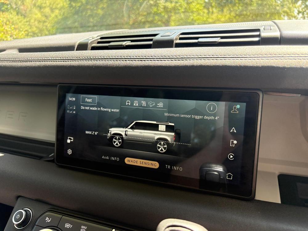 Land Rover Defender 110 Photo at-fafee506c3d2483b91b3935d4e609baa.jpg