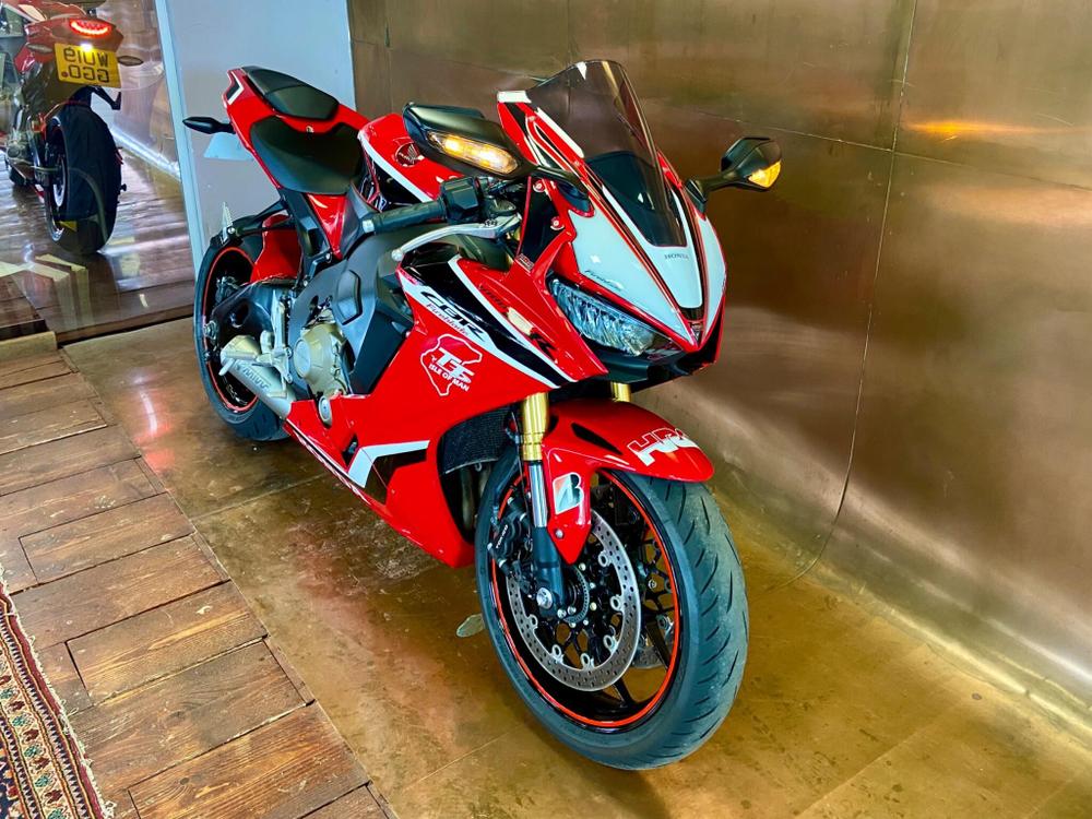 Honda CBR1000RR Fireblade Photo at-fb759ce9c1da4faba6cddcb41456e778.jpg