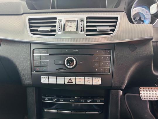 Mercedes-Benz E Class Photo at-fb9d818670ce413a9d269904450a4c79.jpg