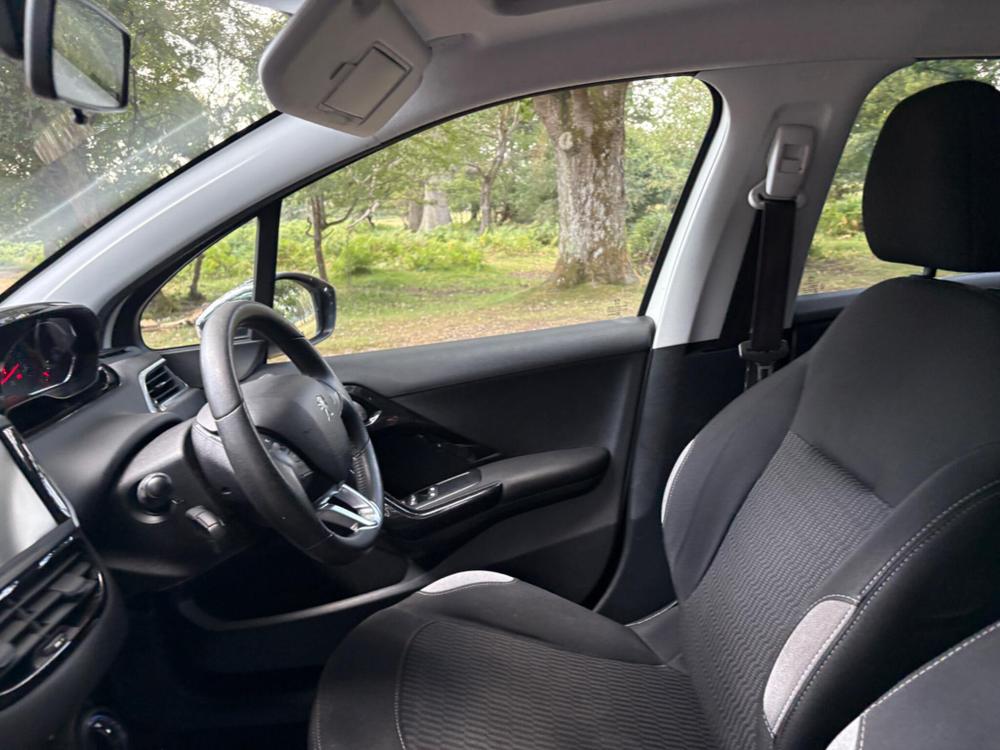 Peugeot 208 Photo at-fbe1d8af14c5410bb67f904c03a8c862.jpg