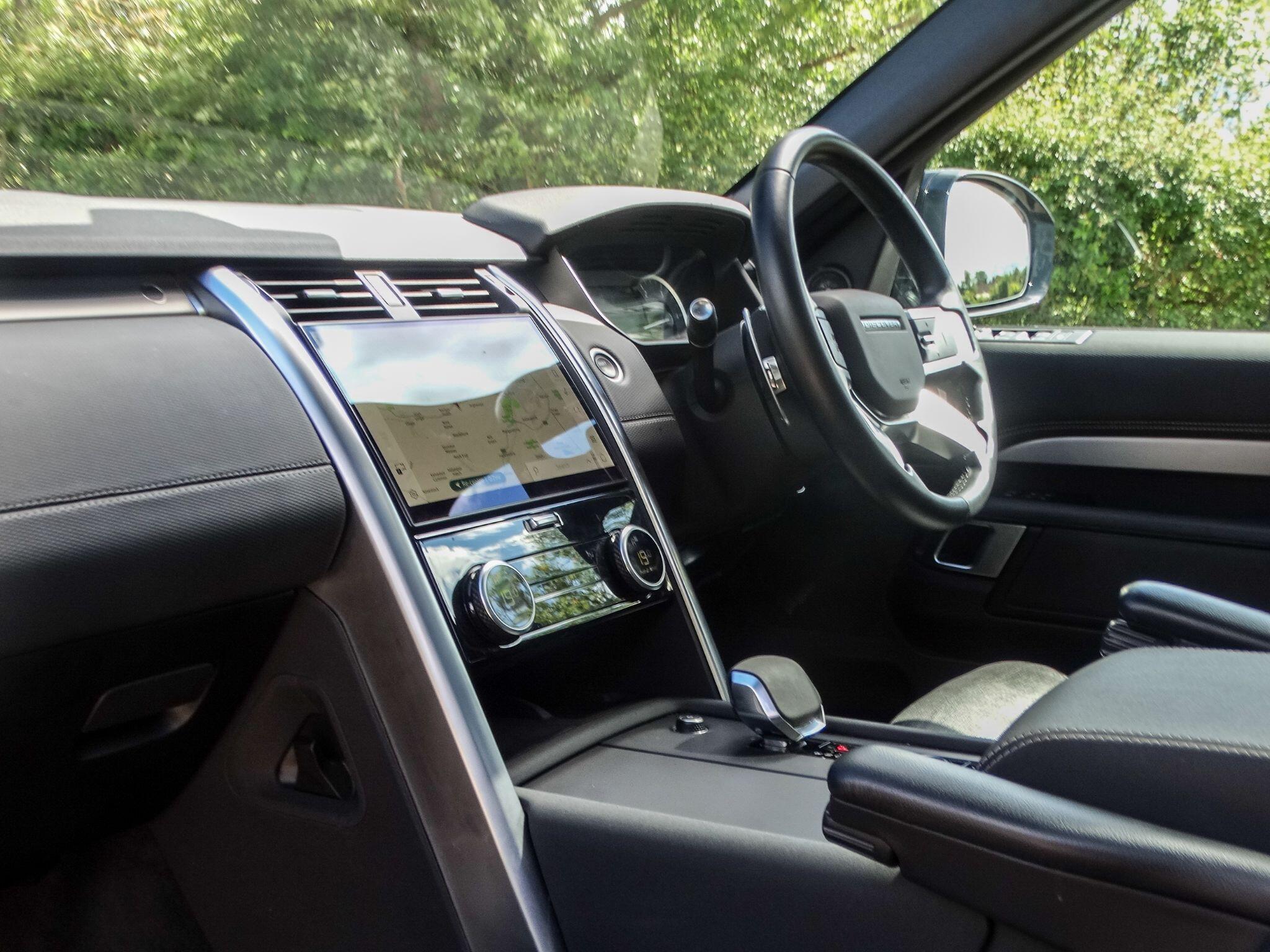 Land Rover Discovery 3.0 D300 MHEV R-Dynamic SE Auto 4WD Euro 6 (s/s) 5dr — photo 19