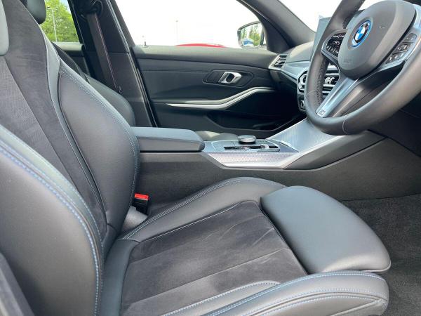 BMW 3 Series Photo at-fdbaed4f62ba48bb96ffc1b84be70234.jpg