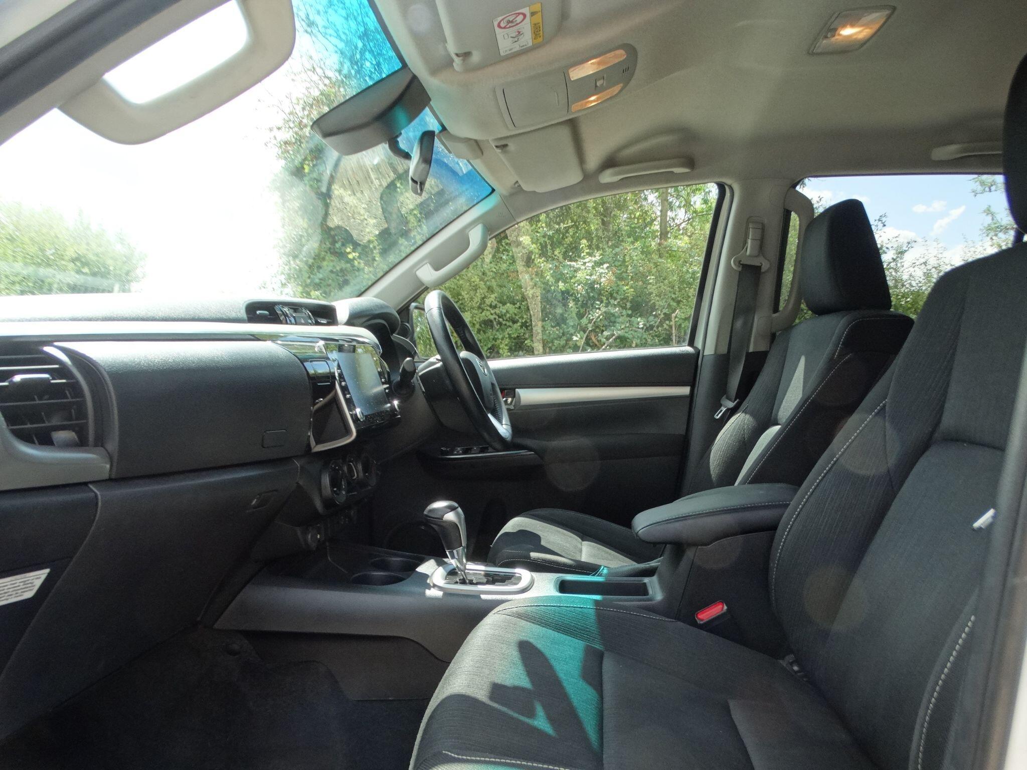 Toyota Hilux 2.4 D-4D Icon Auto 4WD Euro 6 (s/s) 4dr — photo 3