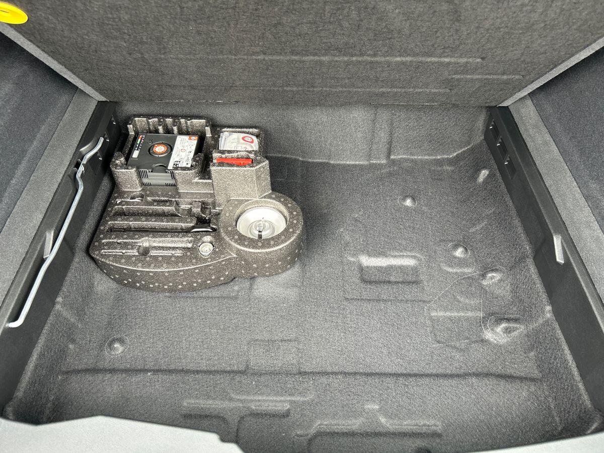 Volkswagen Touareg Photo at-fff08c155b484e72a3c43ca89b7a1057.jpg