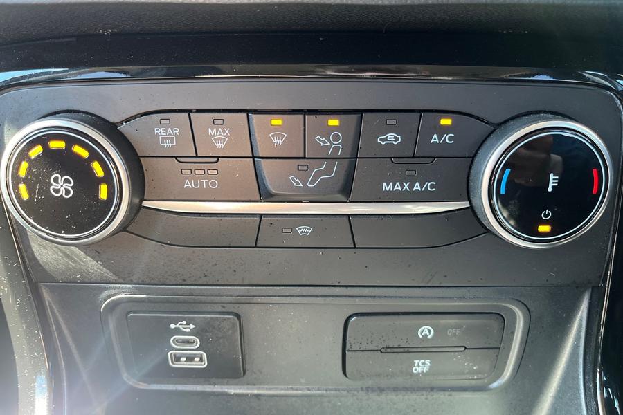 Ford ECOSPORT Photo autoimg-000a43e77abcb8a84706280208807c0d21b6f4e1.jpg
