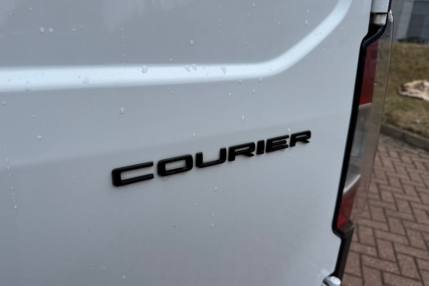 Ford TRANSIT COURIER Photo 19