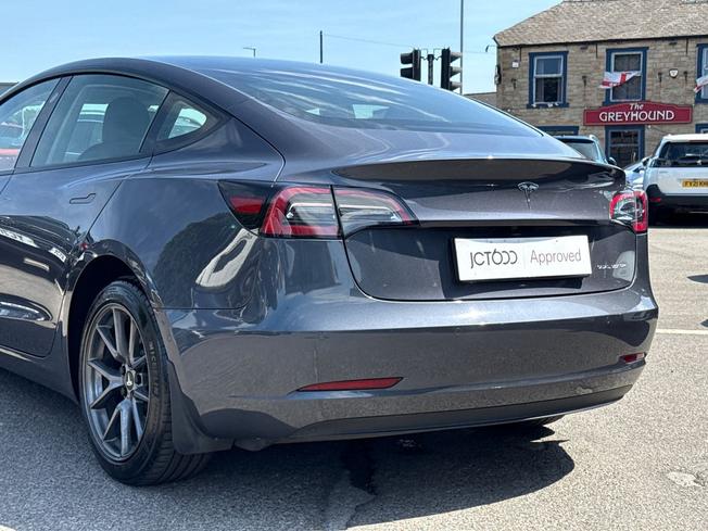 TESLA Model 3 Photo 36