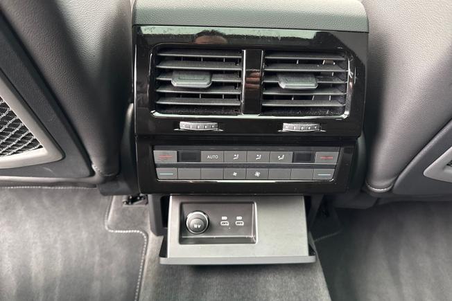 VOLKSWAGEN Touareg Photo 30