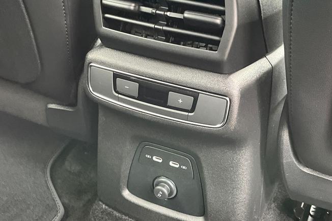 AUDI Q4 e-tron Photo 38