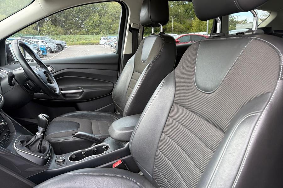 Ford KUGA Photo autoimg-00aef69a149bfaace72a8b91aef39ccb8ce8b7cf.jpg