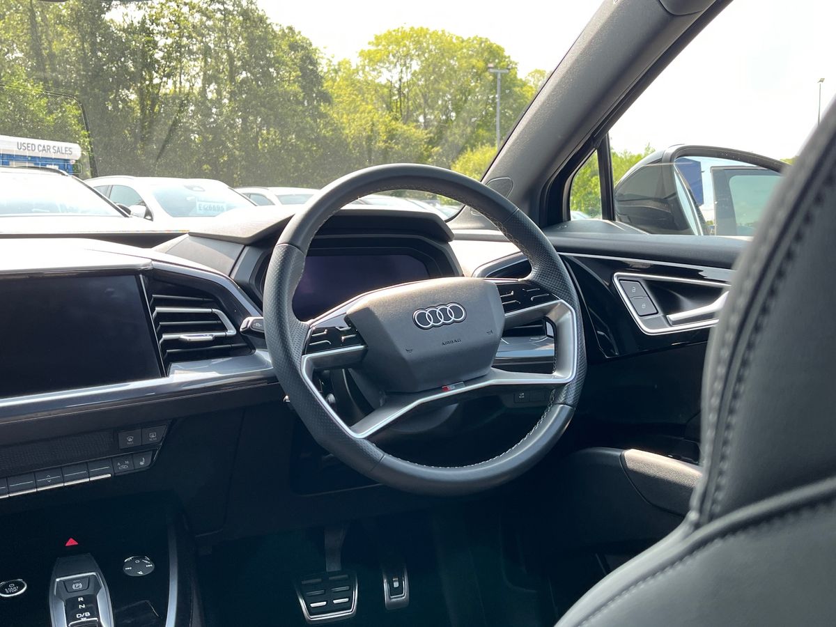 Audi Q4 e-tron Photo 14