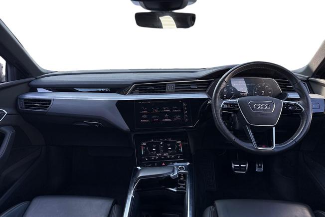 AUDI Q8 E-Tron Photo 10