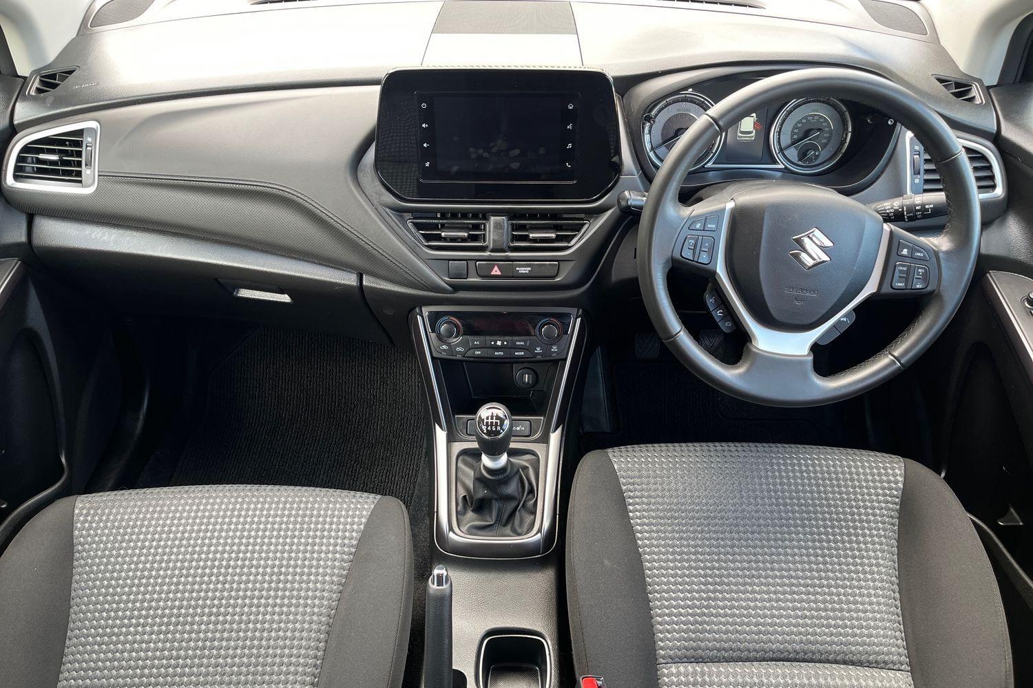 Suzuki S-CROSS Photo 9
