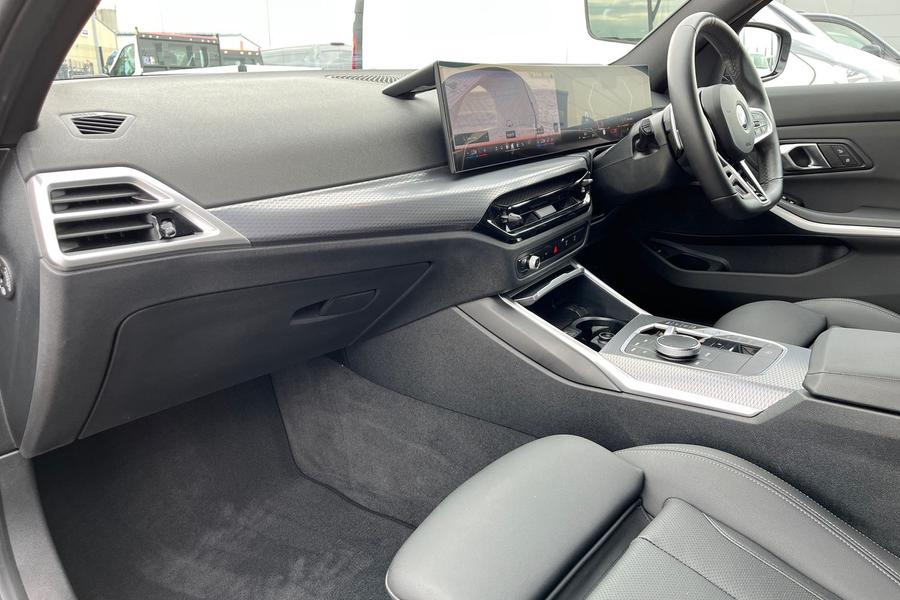 BMW 3 Series Photo autoimg-00f982eeb3afb71fc7671f0ddf86fc4545c142b5.jpg