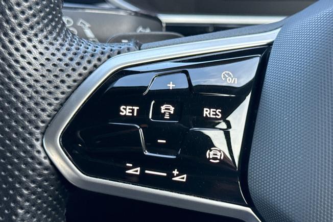 VOLKSWAGEN T-Roc Photo 16